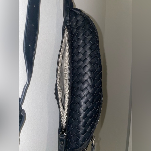 Urban Expressions Black Woven Crossbody Bag - Picture 3 of 7